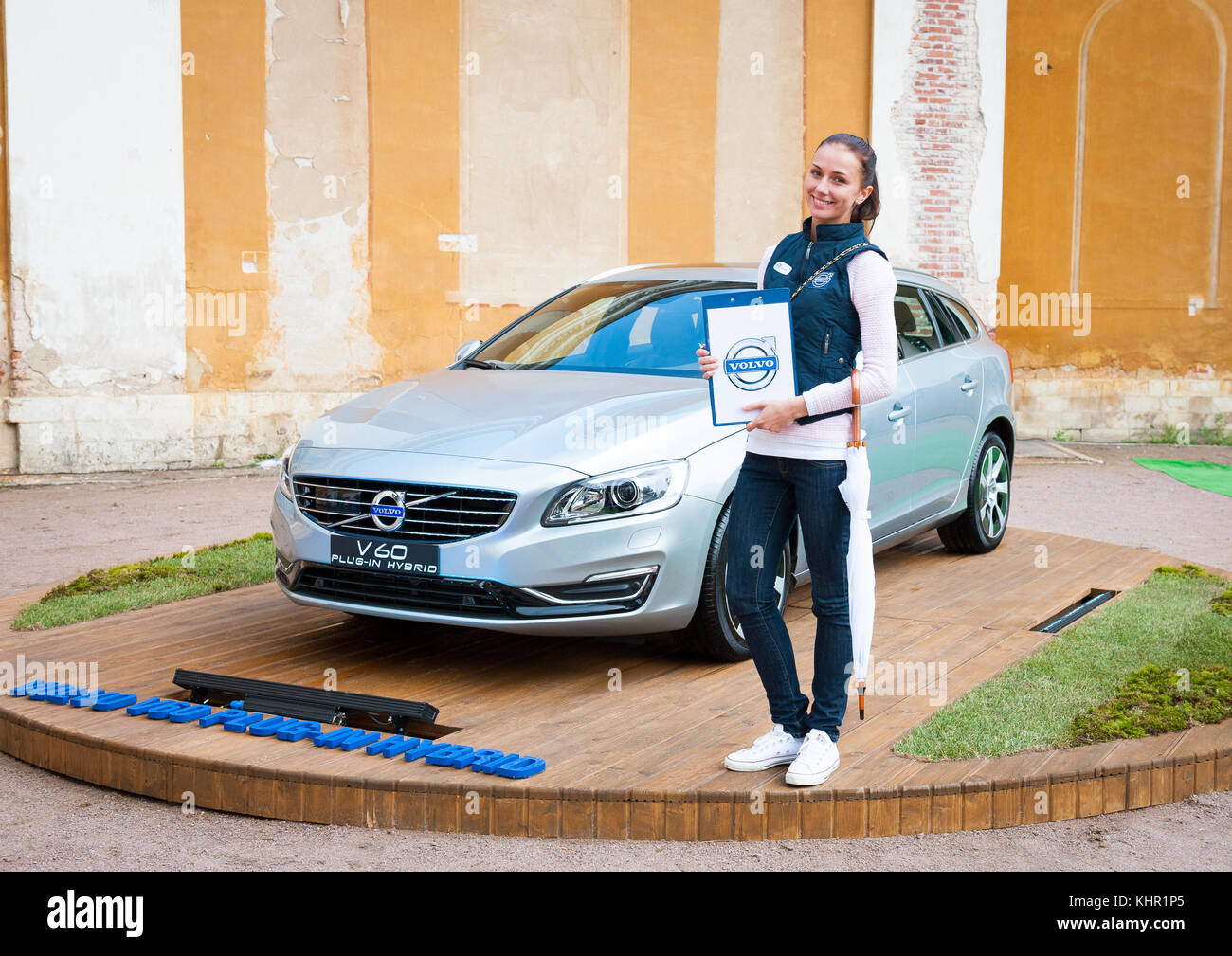 Moskau - Juni 14: Frau präsentiert Volvo hybrid Auto v60 Modell bei Open-air-Konzert am xi International Jazz Festival "Usadba erreichbar Jazz' in archangelskoye Muse Stockfoto
