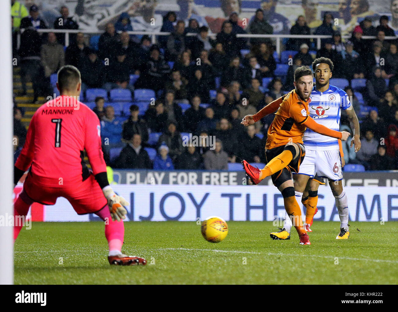 Wölfe Matt Doherty erzielt das zweite Tor seines Spielers während des Sky Bet Championship-Spiels im Madejski-Stadion, Reading. Stockfoto