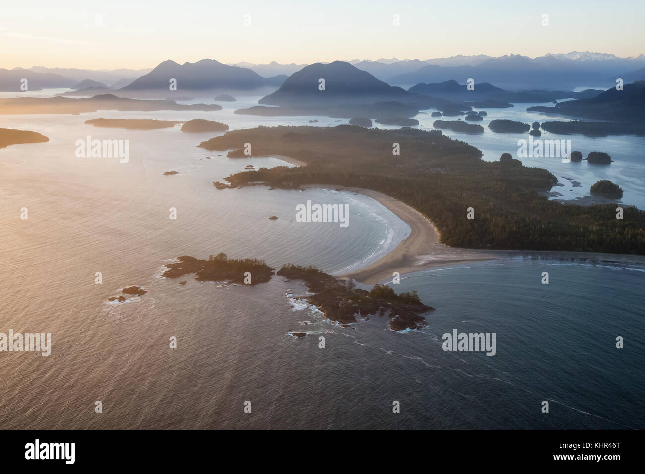 Schöne Luftaufnahme von Chesterman Beach und Frank Insel in Tofino, Vancouver Island, British Columbia, Kanada. Während eines sonnigen Sommer Sonnenuntergang genommen. Stockfoto