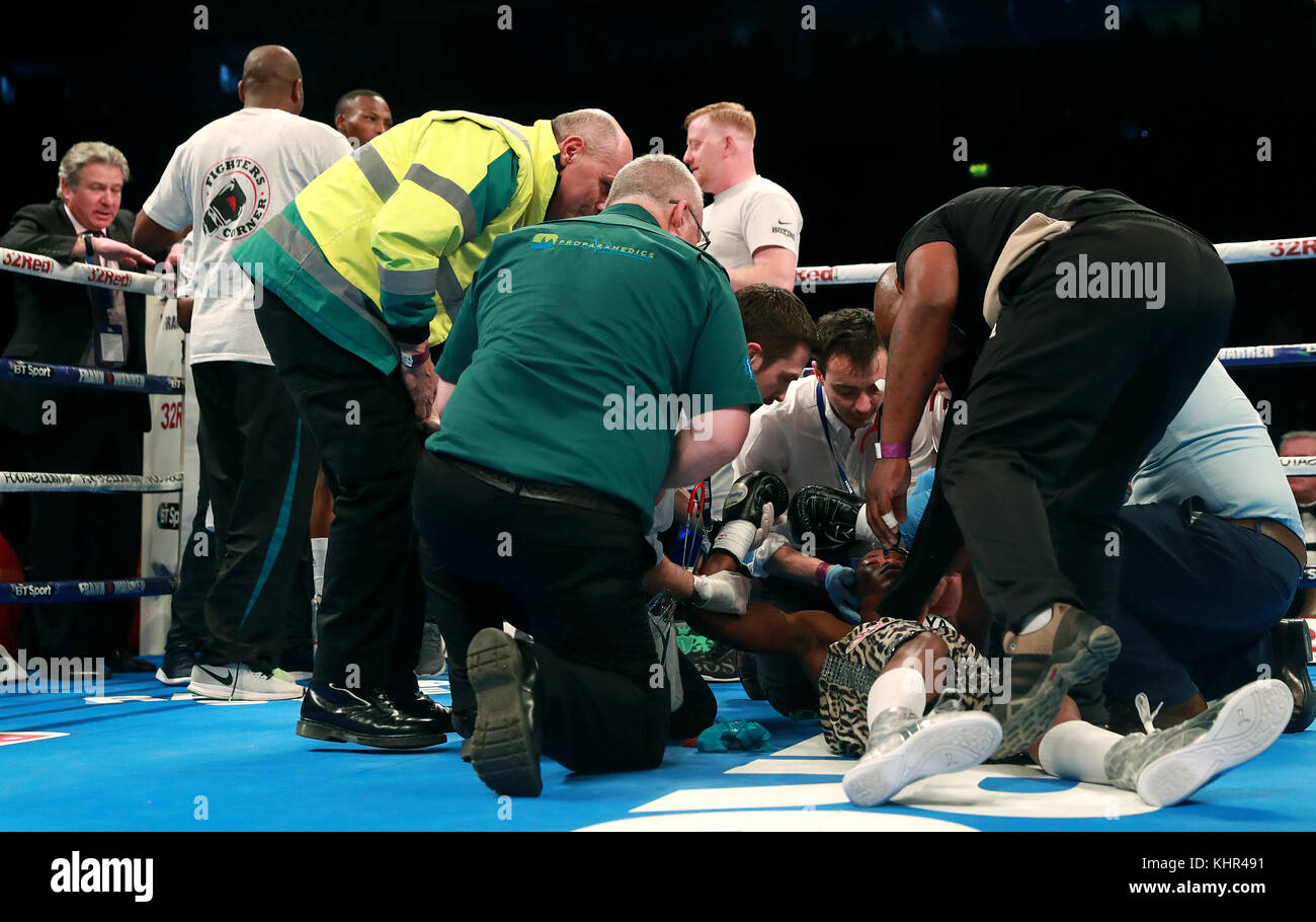 Siboniso Gonya wird medizinisch unterstützt, nachdem er in der 11. Sekunde der WBO Bantamweight Championship of the World in der SSE Arena Belfast von Zolani Tete geschlagen wurde. Stockfoto