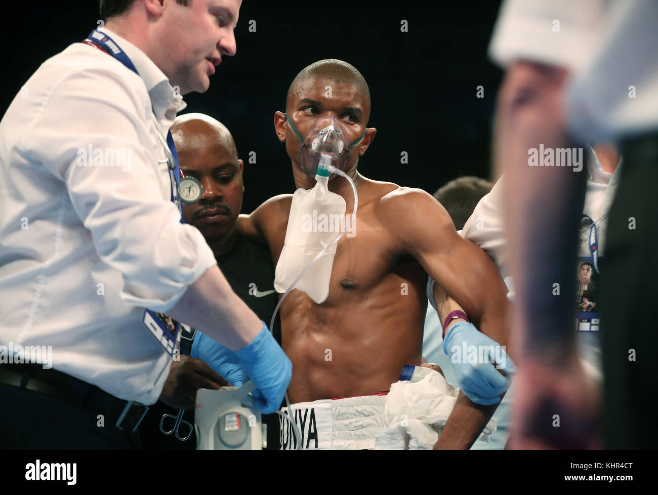 Siboniso Gonya wird mit Sauerstoff behandelt, nachdem er während der WBO Bantamweight Championship of the World in der SSE Arena Belfast in der 11. Sekunde der ersten Runde von Zolani Tete geschlagen wurde. Stockfoto