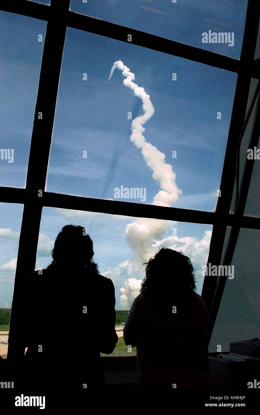Besucher beobachten das NASA Space Shuttle Launch Atlantis durch die Fenster des Kennedy Space Center Launch Control Center wie es beginnt die Mission STS-122 zur Internationalen Raumstation 7. Februar 2008 in Merritt Island, Florida. (Foto: Nasa Foto über planetpix) Stockfoto