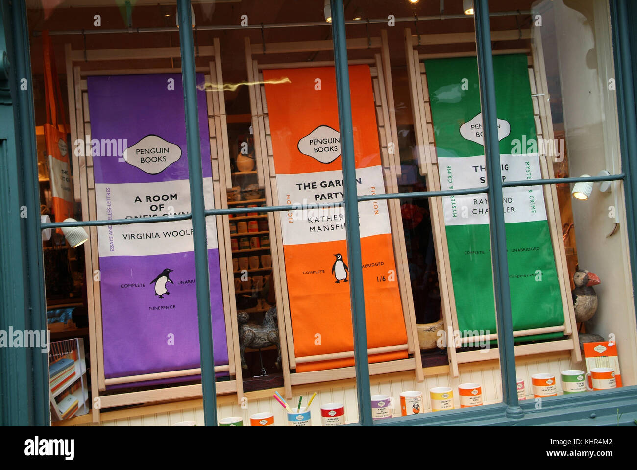 Hay Festival in Hay-on-Wye mit Straßenkünstler mit Büchern auf ihre Köpfe, Buchhandlungen, Liegestühle etc. Stockfoto