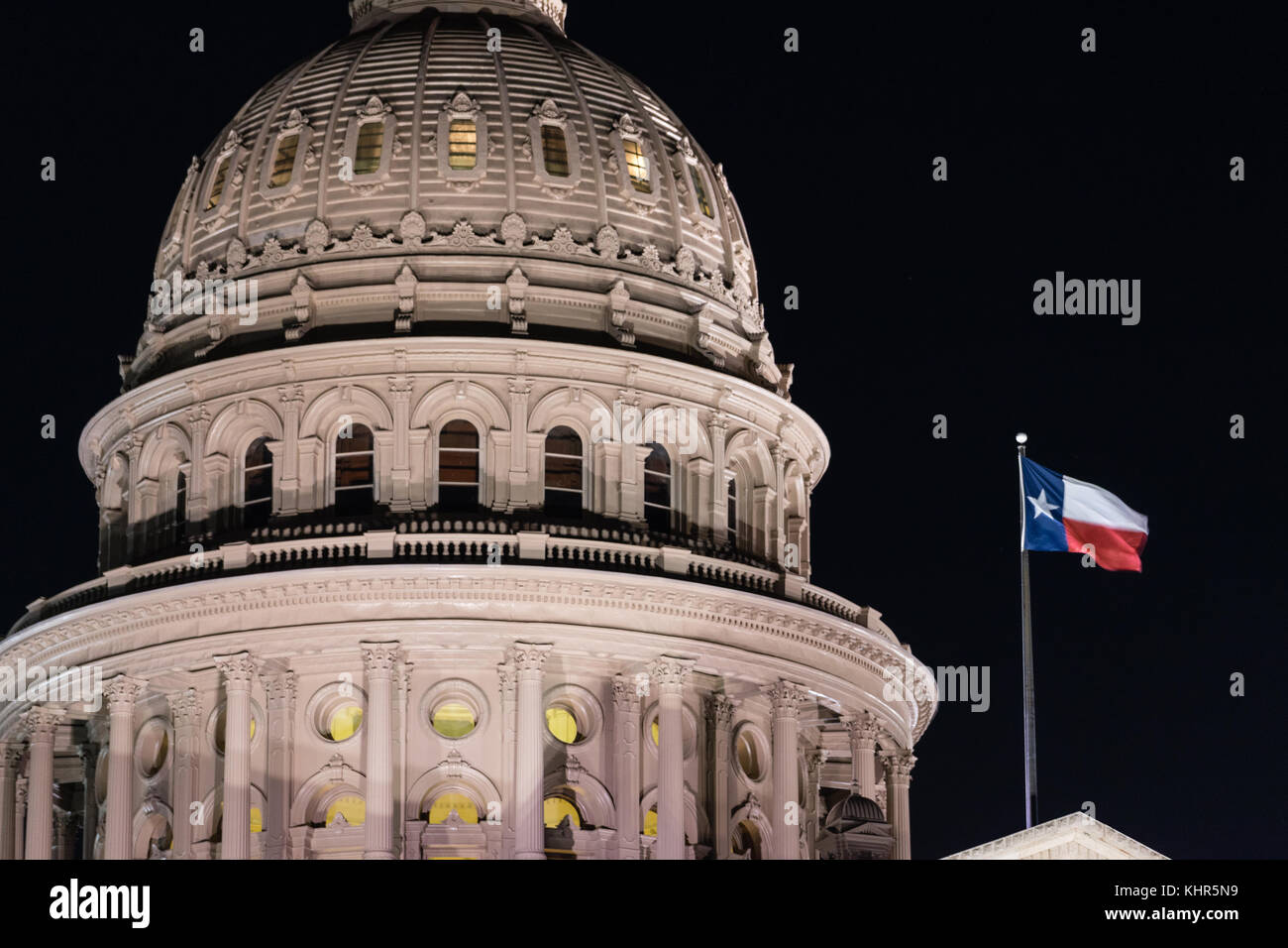 Fahnen wehen im Wind nach Nacht fällt auf die Landeshauptstadt in Austin Stockfoto