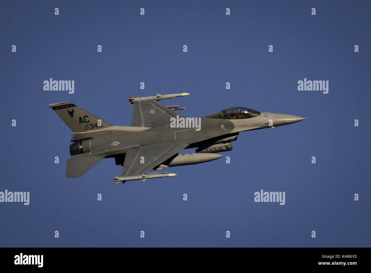 Ein New-jersey Air National Guard F-16C Fighting Falcon von der 177th Fighter Wing "Jersey Devils' fliegt über Warren Grove Schießwesen Bereich, während Sie auf eine tra Stockfoto