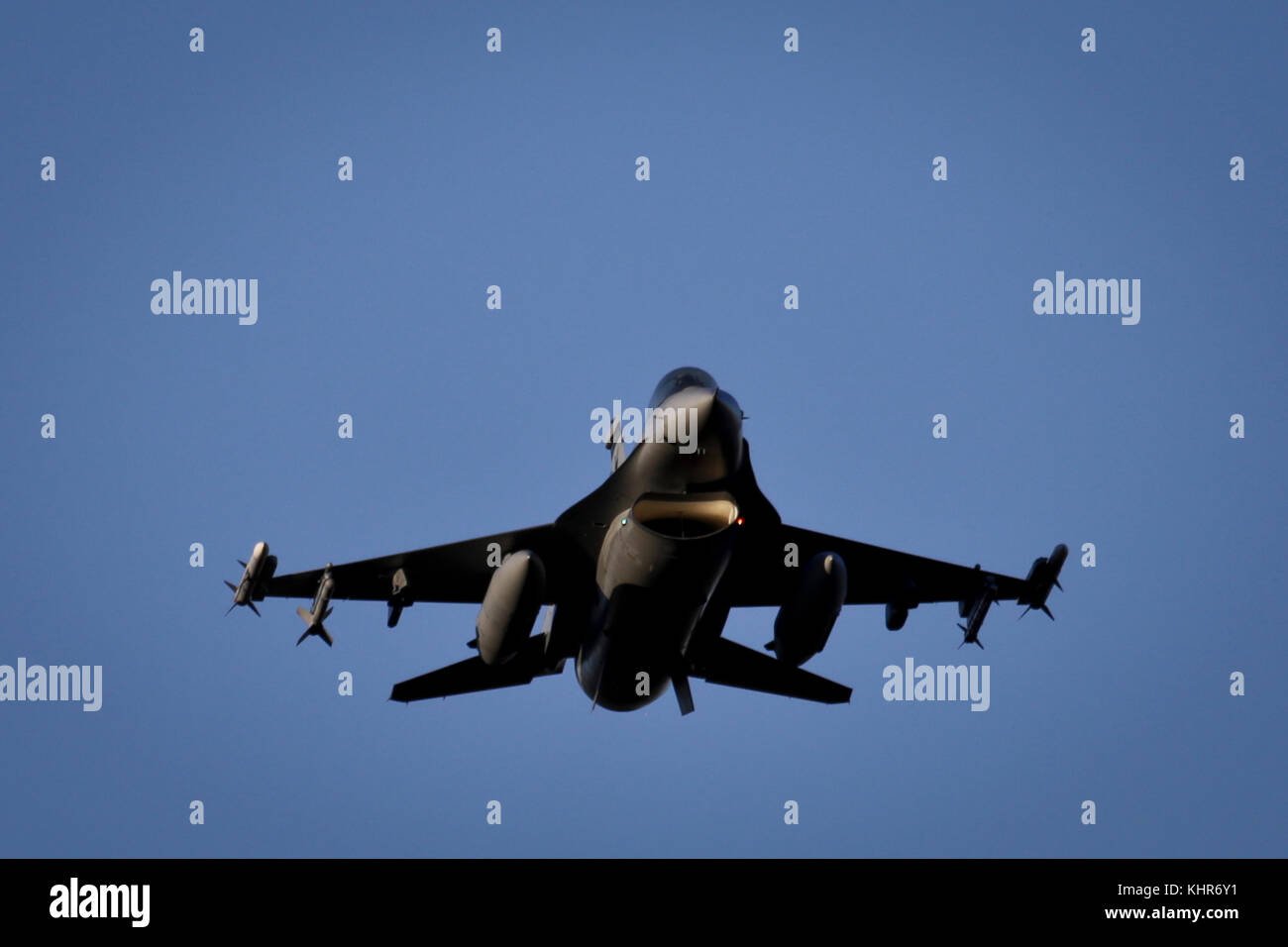 Ein New-jersey Air National Guard F-16D Fighting Falcon pilotiert von Oberst John R. DiDonna, 177th Fighter Wing Commander, und hinten Beifahrer Oberst Patr Stockfoto