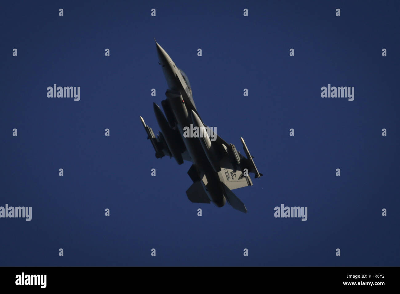 Ein New-jersey Air National Guard F-16C Fighting Falcon von der 177th Fighter Wing "Jersey Devils' fliegt über Warren Grove Schießwesen Bereich, während Sie auf eine tra Stockfoto