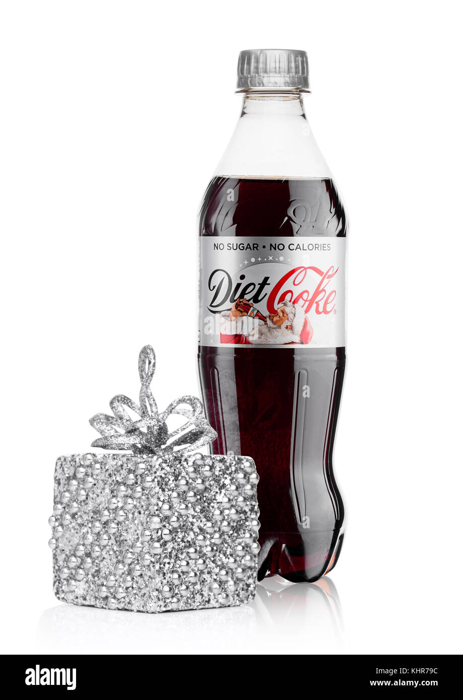 LONDON, UK - 17. November 2017 Flasche: Of Diet Coca-Cola auf weißem Hintergrund weihnachtsausgabe mit Geschenkbox. Coca-Cola ist eine der beliebtesten Sod Stockfoto