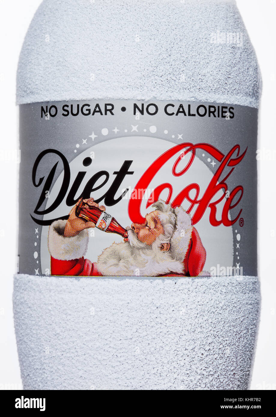 LONDON, Großbritannien - 17. November 2017: Flaschenetikett von Diet Coca-Cola auf White Background christmas Edition. Coca-Cola ist eines der beliebtesten Soda-Produkte Stockfoto