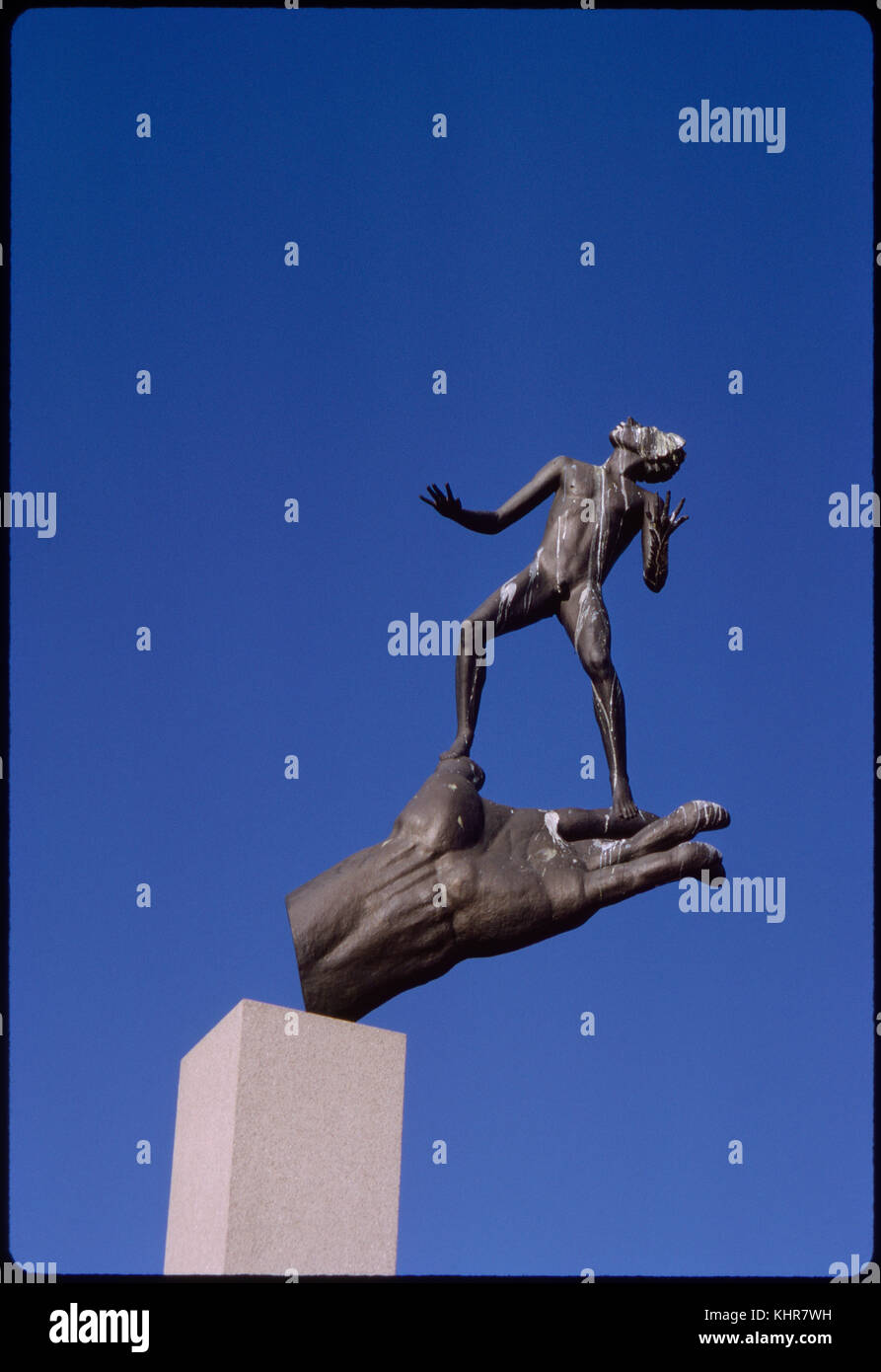 Die Hand Gottes Skulptur gegen den blauen Himmel, untere Terrasse des Skulpturenparks, Millsgarden, Lidingö, Schweden, 1966 Stockfoto