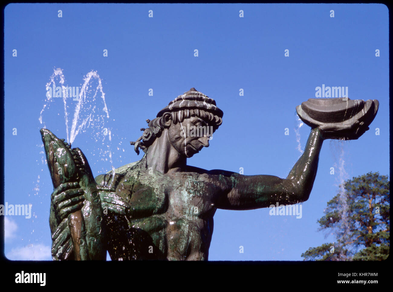 Poseidon Skulptur und Wasserbrunnen gegen den blauen Himmel, untere Terrasse des Skulpturenparks, Millsgarden, Lidingö, Schweden, 1966 Stockfoto