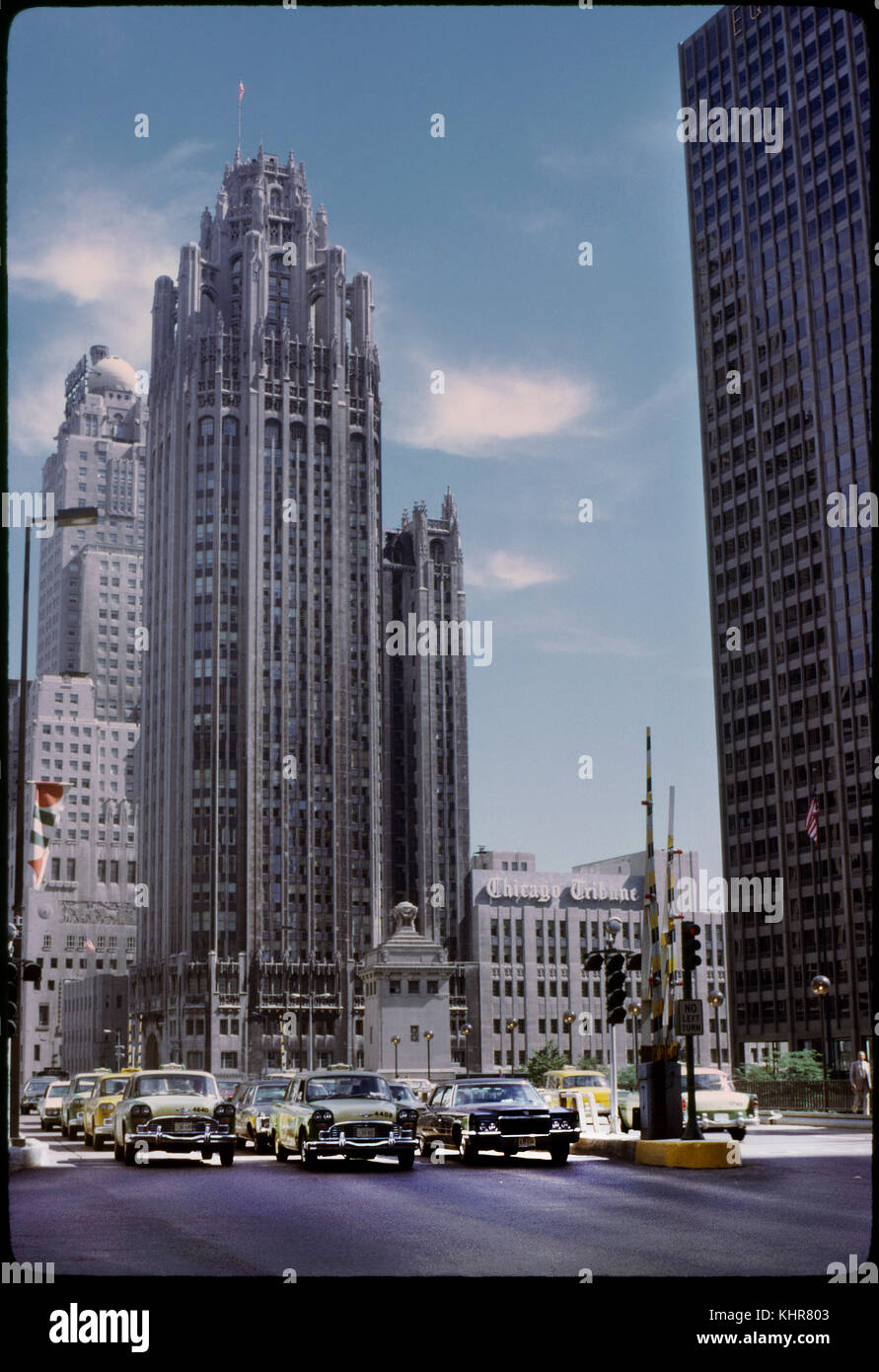 Tribune Tower Blick nach Norden auf der Michigan Avenue, Chicago, Illinois, USA, 1972 Stockfoto
