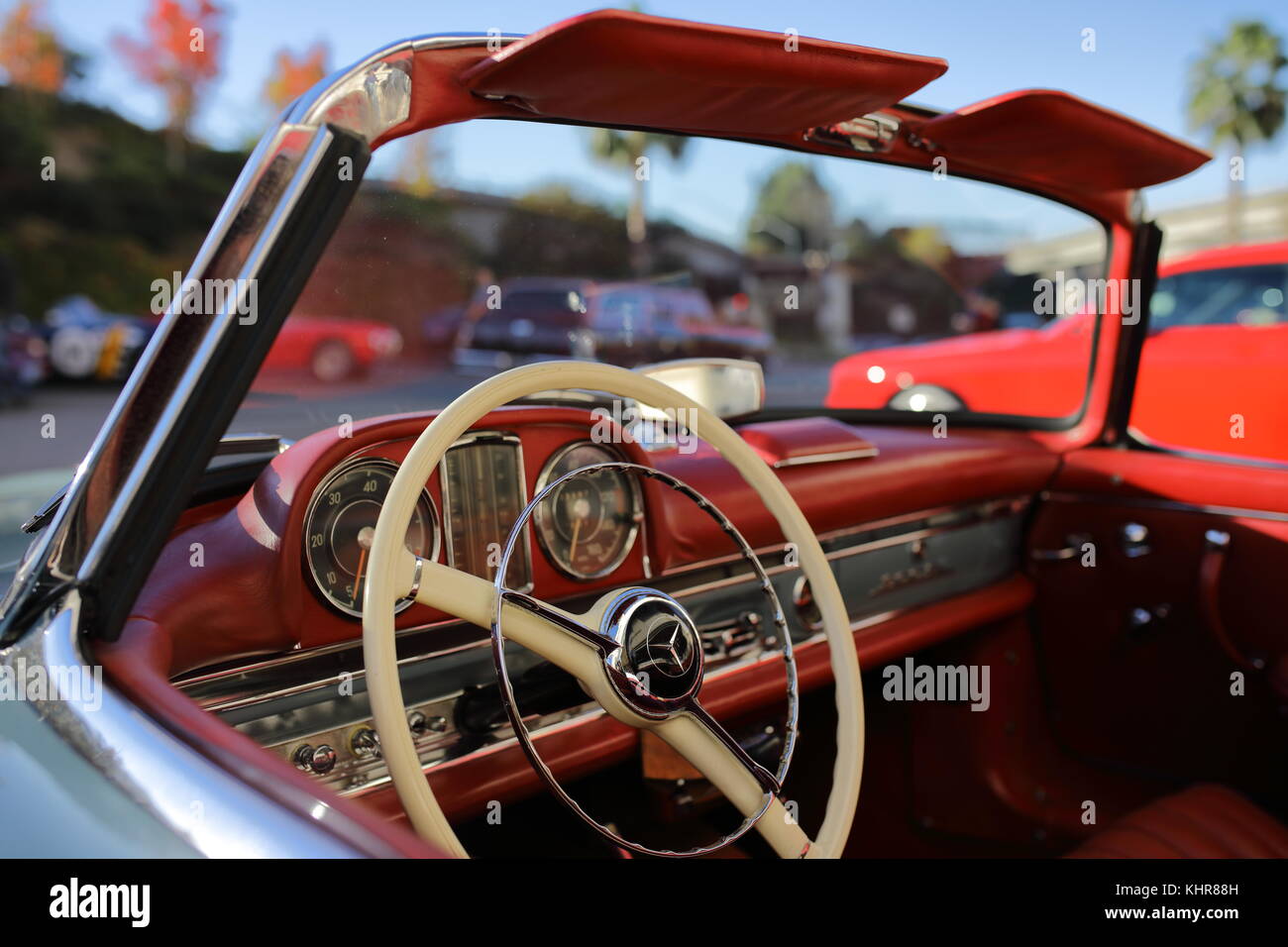 Cabrio Mercedes Benz 300 sl an einem kalten Herbstmorgen. Stockfoto