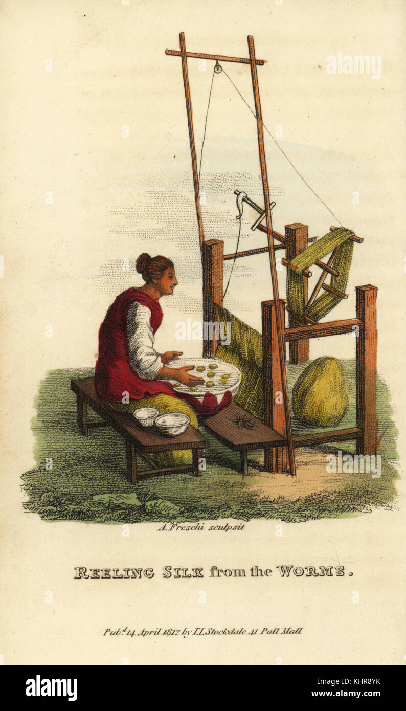 Chinesische Frau reeling silk Gewindes von wild Seidenraupen, Bombyx mori, Qing Dynastie. Papierkörbe Kupferstich von Andrea Freschi nach Antoine Cardon von Henri-Leonard - Jean-Baptiste Bertin und Jean Baptiste Joseph Breton Chinas, seine Kostüme, Kunst, fertigt, etc., Howlett und Brimmer, London, 1824. Stockfoto