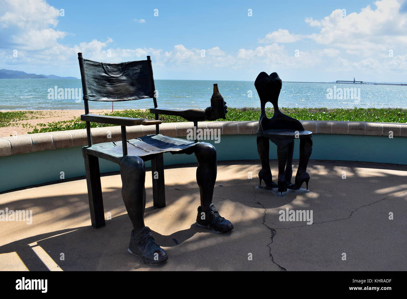 Männliche und weibliche Stühle am Strand in Townsville, Queensland, Australien. Stockfoto