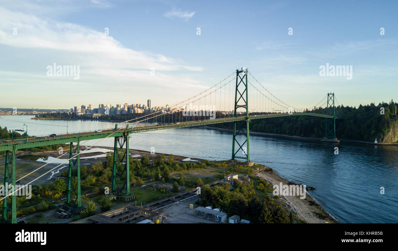 Luftaufnahme von Lions Gate Bridge, Stanley Park und der Innenstadt Stadt im Hintergrund. in Vancouver, British Columbia, Kanada. Stockfoto