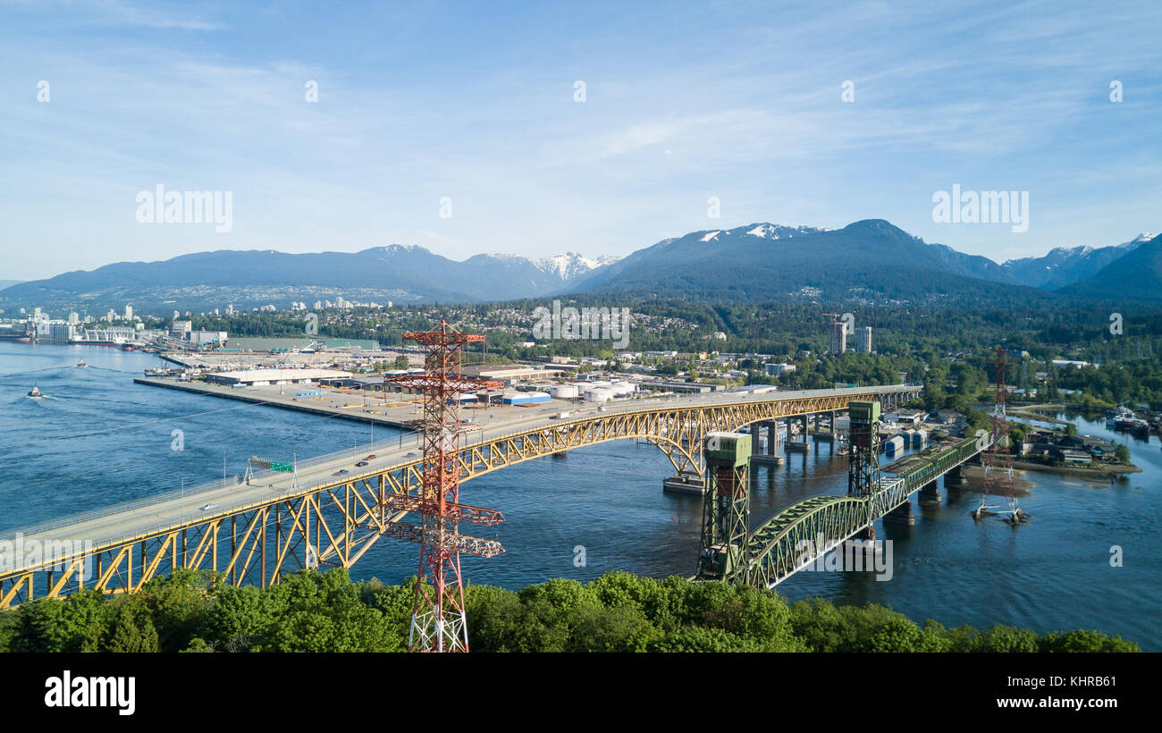 Bügeleisen Arbeitnehmer Memorial Bridge, Vancouver, British Columbia, Kanada. Auf einem frühen sonnigen Morgen von einer Antenne Perspektive berücksichtigt. Stockfoto
