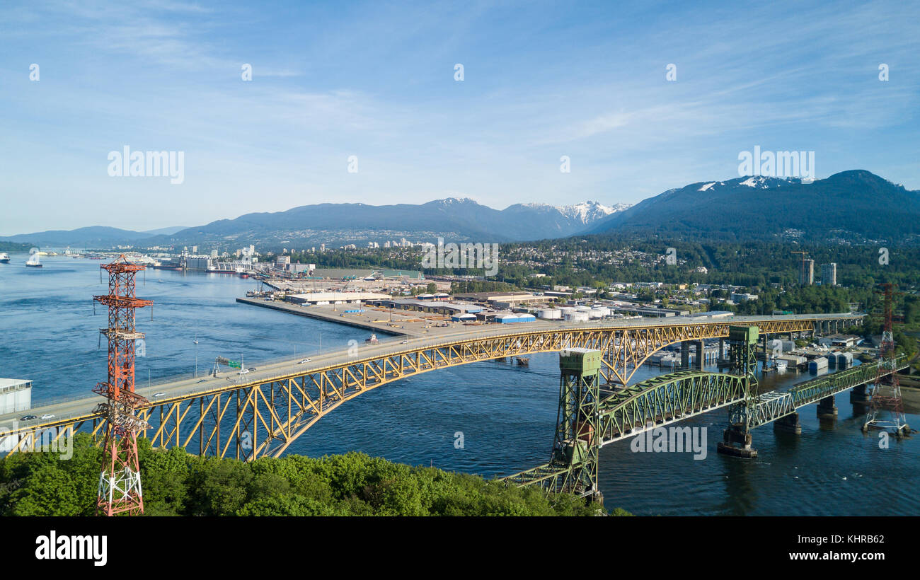 Bügeleisen Arbeitnehmer Memorial Bridge, Vancouver, British Columbia, Kanada. Auf einem frühen sonnigen Morgen von einer Antenne Perspektive berücksichtigt. Stockfoto