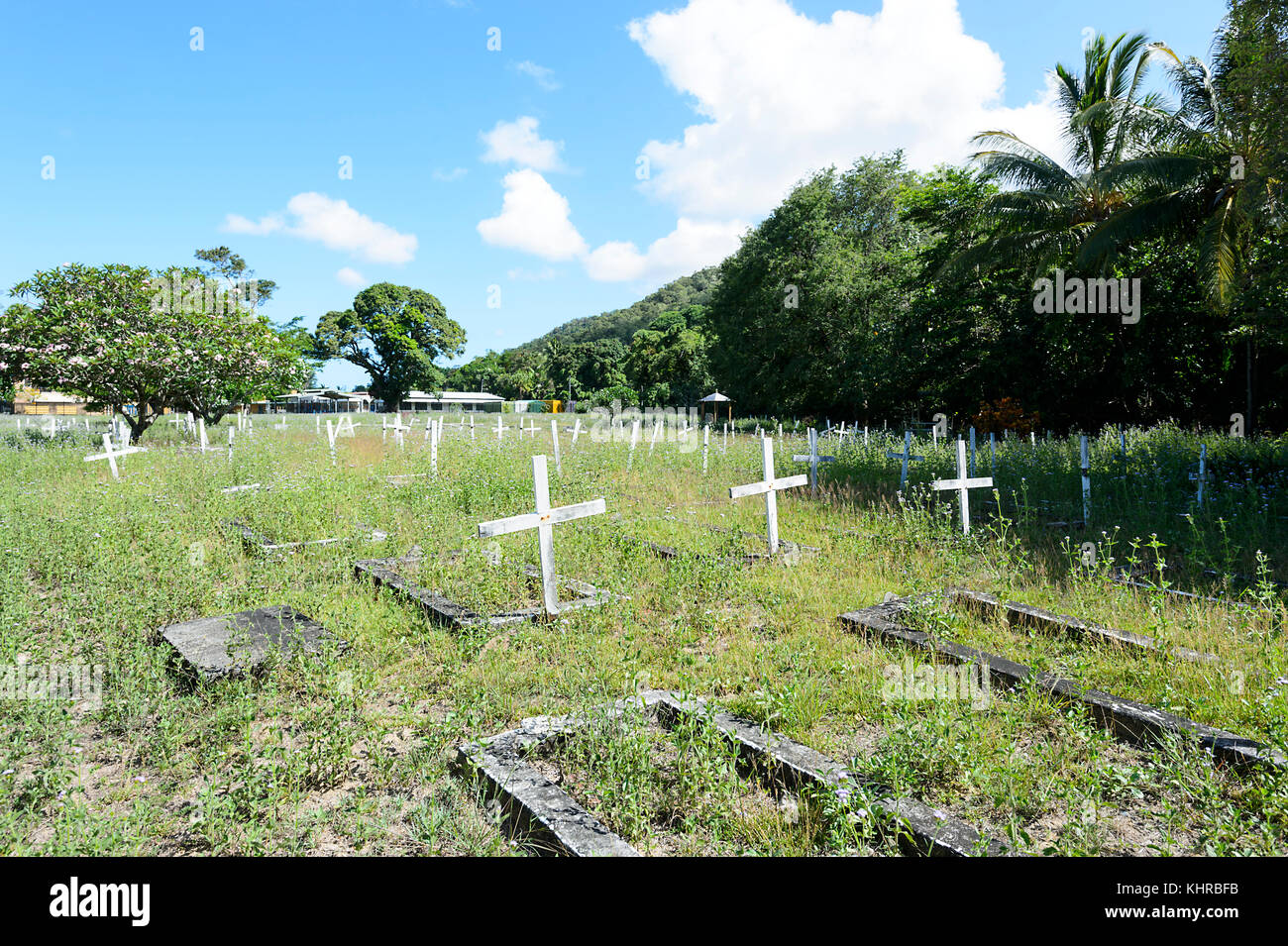 Alte überwucherten Friedhof im Aboriginal Community von Yarrabah, in der Nähe von Cairns, Far North Queensland, FNQ, QLD, Australien Stockfoto