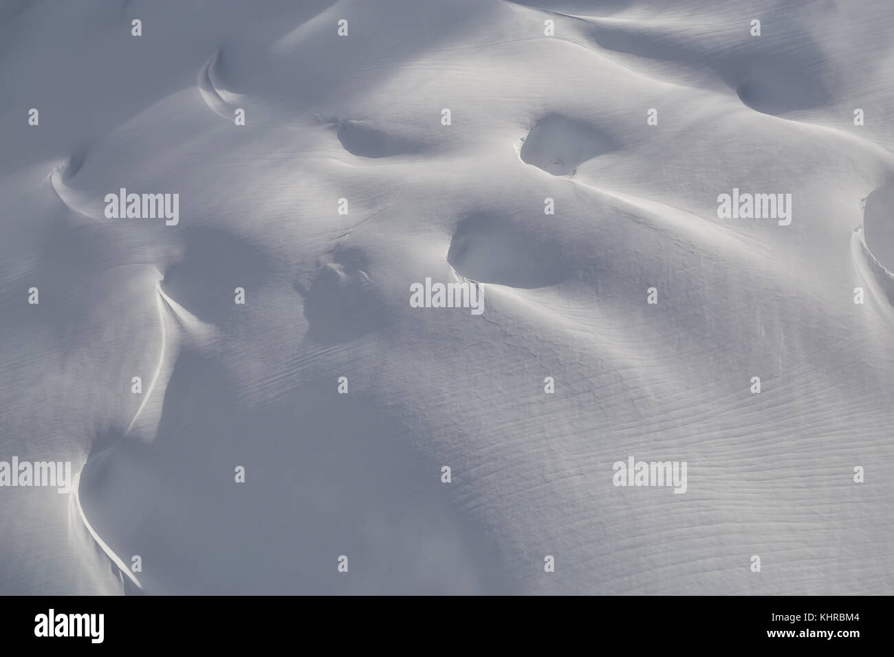 Abstrakte Antenne Landschaft aus Schnee Bildung auf einem Gletscher. in abgelegene Gebiet nordwestlich von Vancouver, BC, Kanada. Stockfoto