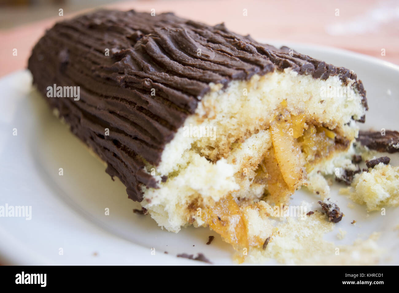 Schokolade yule Kuchen mit Füllung aus Creme und kandierten ...