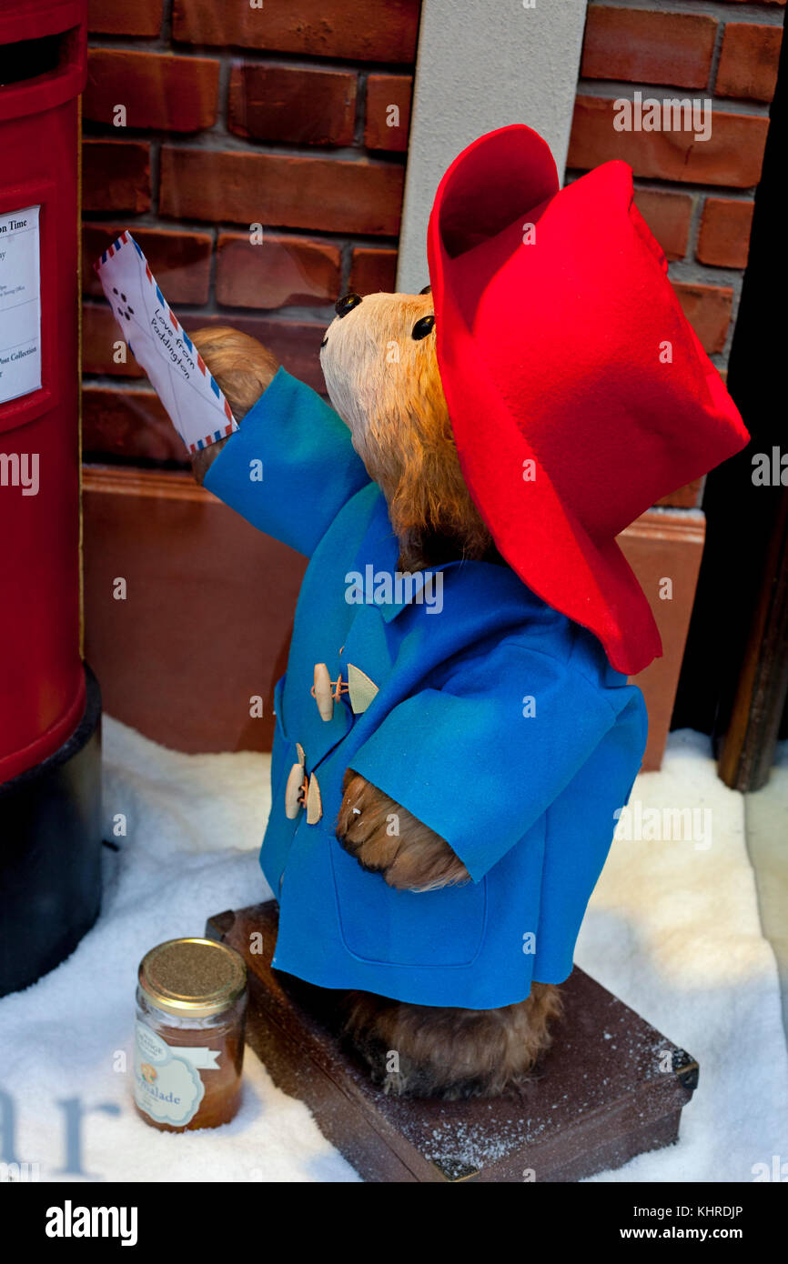 Paddington, Letter Tragen, Fenwick's Store Fenster, Newcastle, Großbritannien Stockfoto