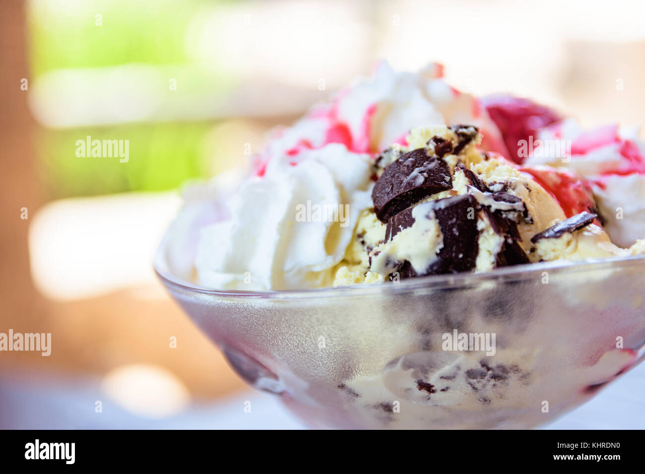 Vanilleeis Eisbecher in der Schüssel mit Soße und dunkle Schokolade Stockfoto