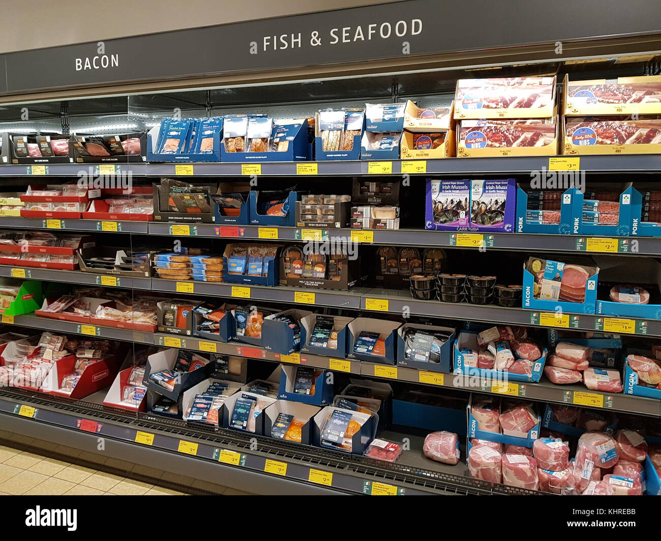 Ennis, Irland - 17. November 2017: Aldi Store in Ennis County Clare, Irland. Auswahl an verschiedenen irischen Meeresfrüchten Stockfoto