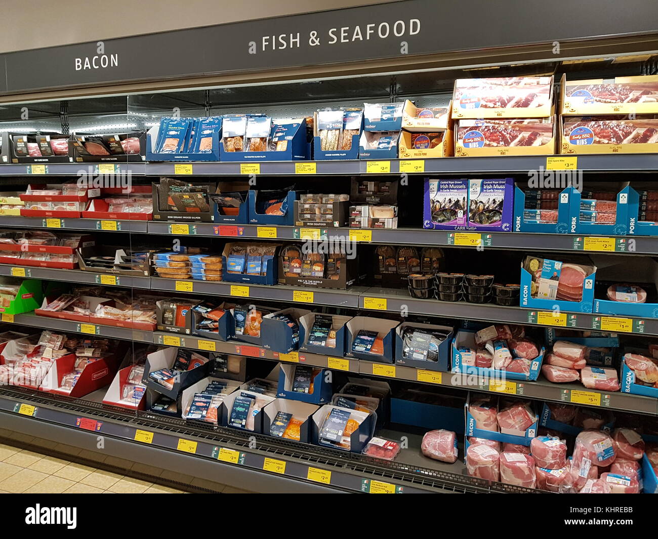 Ennis, Irland - 17.November.2017: Aldi Stores in Ennis, County Clare, Irland. Auswahl von verschiedenen Irish Seafood Stockfoto
