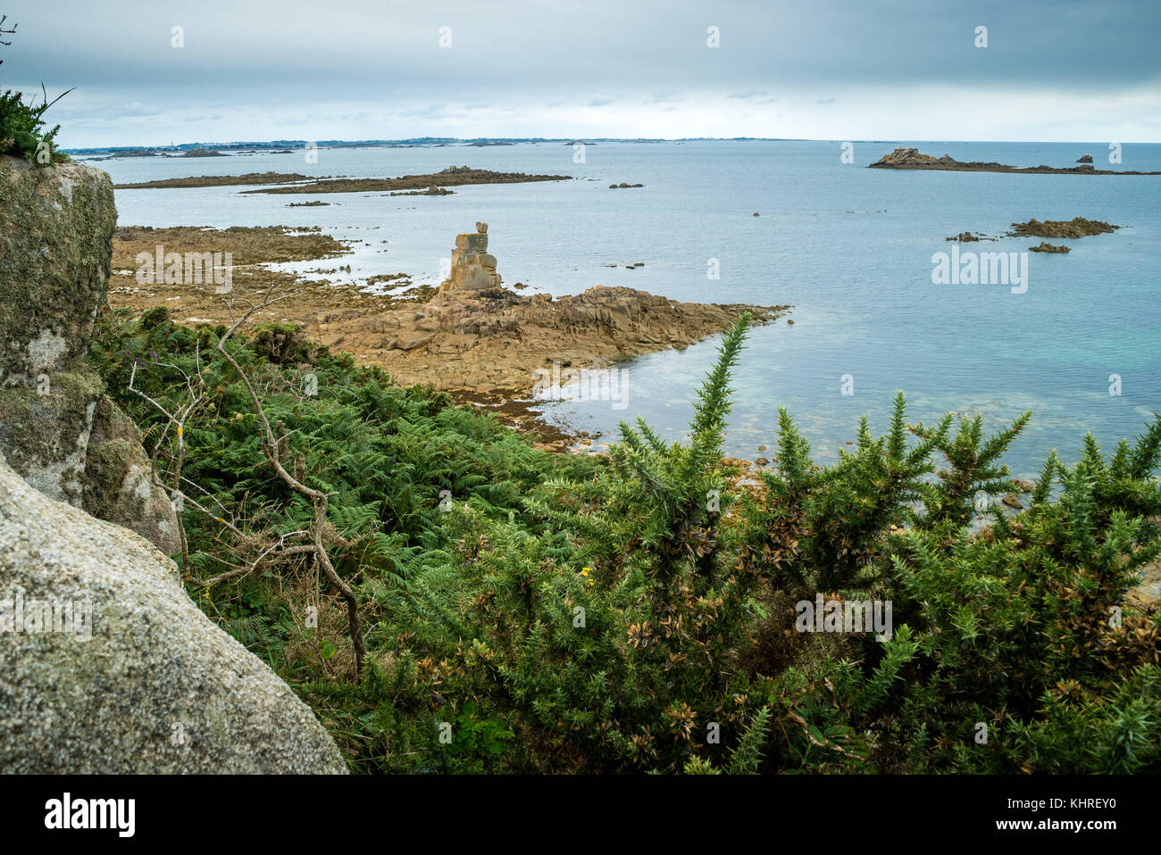 An der felsigen Küste in der Bretagne in der Nähe von Morlaix Stockfoto