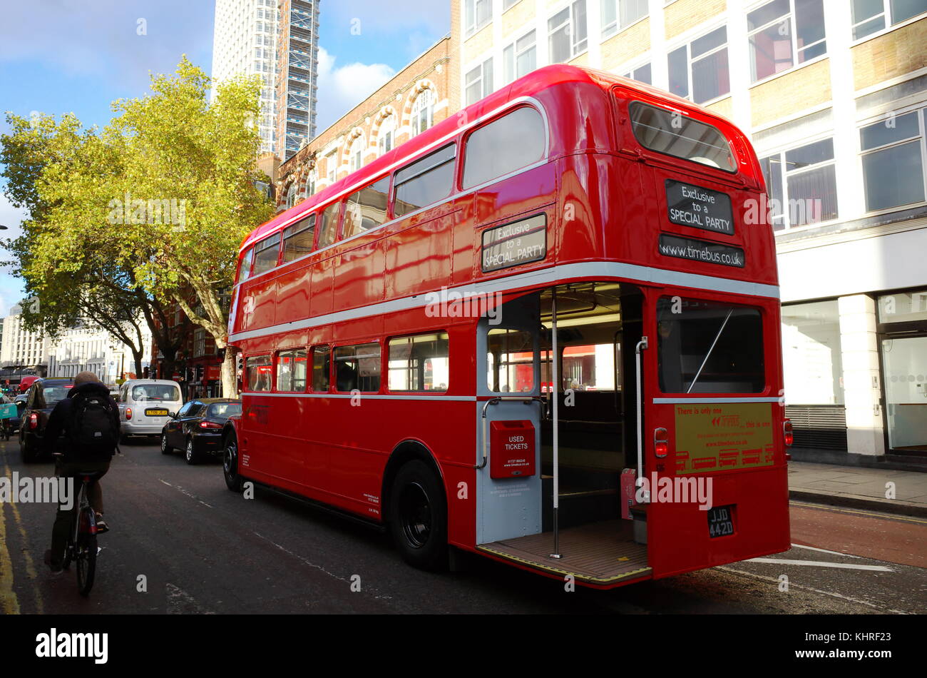 Route Master roten Doppeldeckerbus in London, England Stockfoto