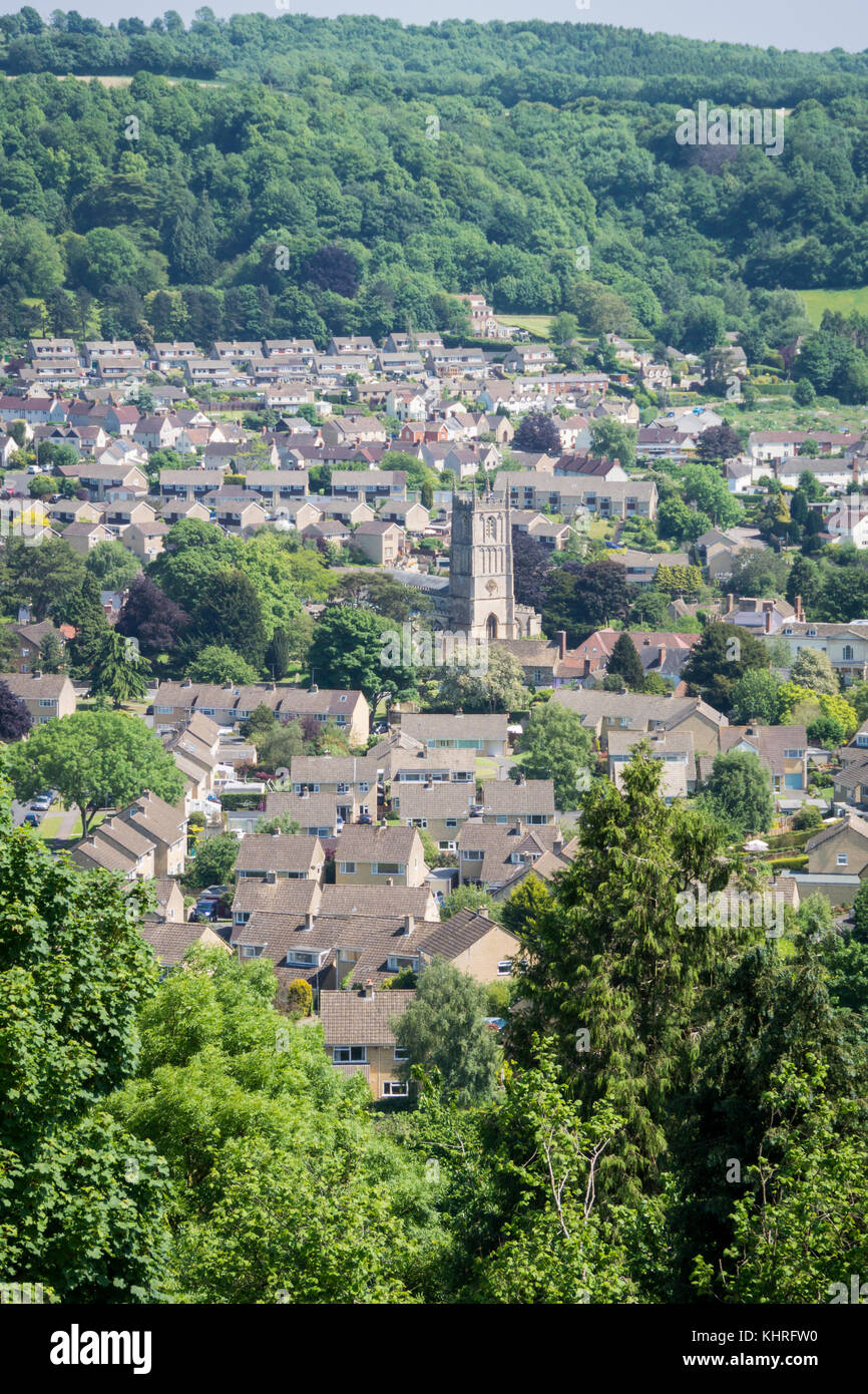 Blick auf das Dorf von Wotton-under-Edge und die umliegende Landschaft, in den Cotswolds, Gloucestershire, Vereinigtes Königreich Stockfoto