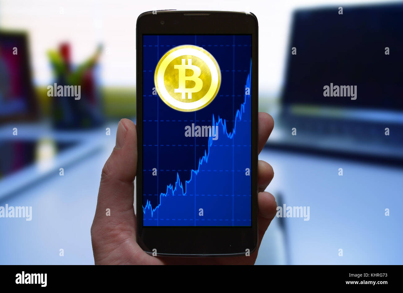 Bitcoin Wachstum Konzept. bitcoin Symbol und Wachstum am smart phone Bildschirm. Investitionen in die cryptocurrency, Exchange Bitcoin, Profit Konzept Stockfoto