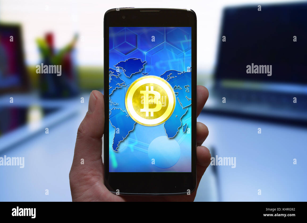Bitcoin Konzept Tapete. bitcoin Symbol auf dem Bildschirm des Smartphones im Arbeitsbereich in der Hintergrund. Stockfoto