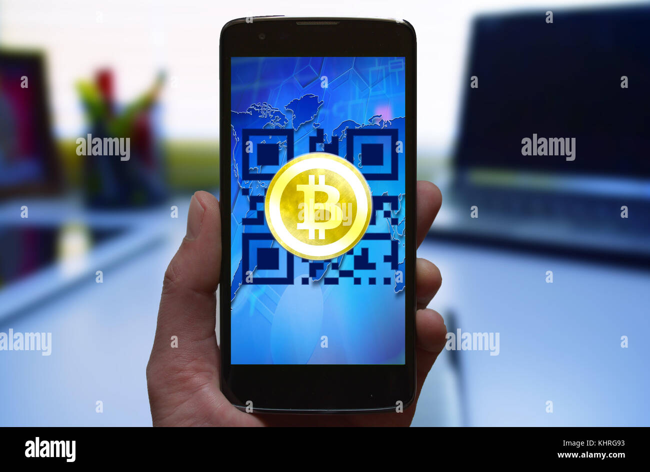 Bitcoin Mobile Wallet, online mobile cryptocurrency Zahlung Konzept. bitcoin Wallet QR-Code und bitcoin Zeichen am Bildschirm des Smartphones. Telefon in der Hand. Stockfoto