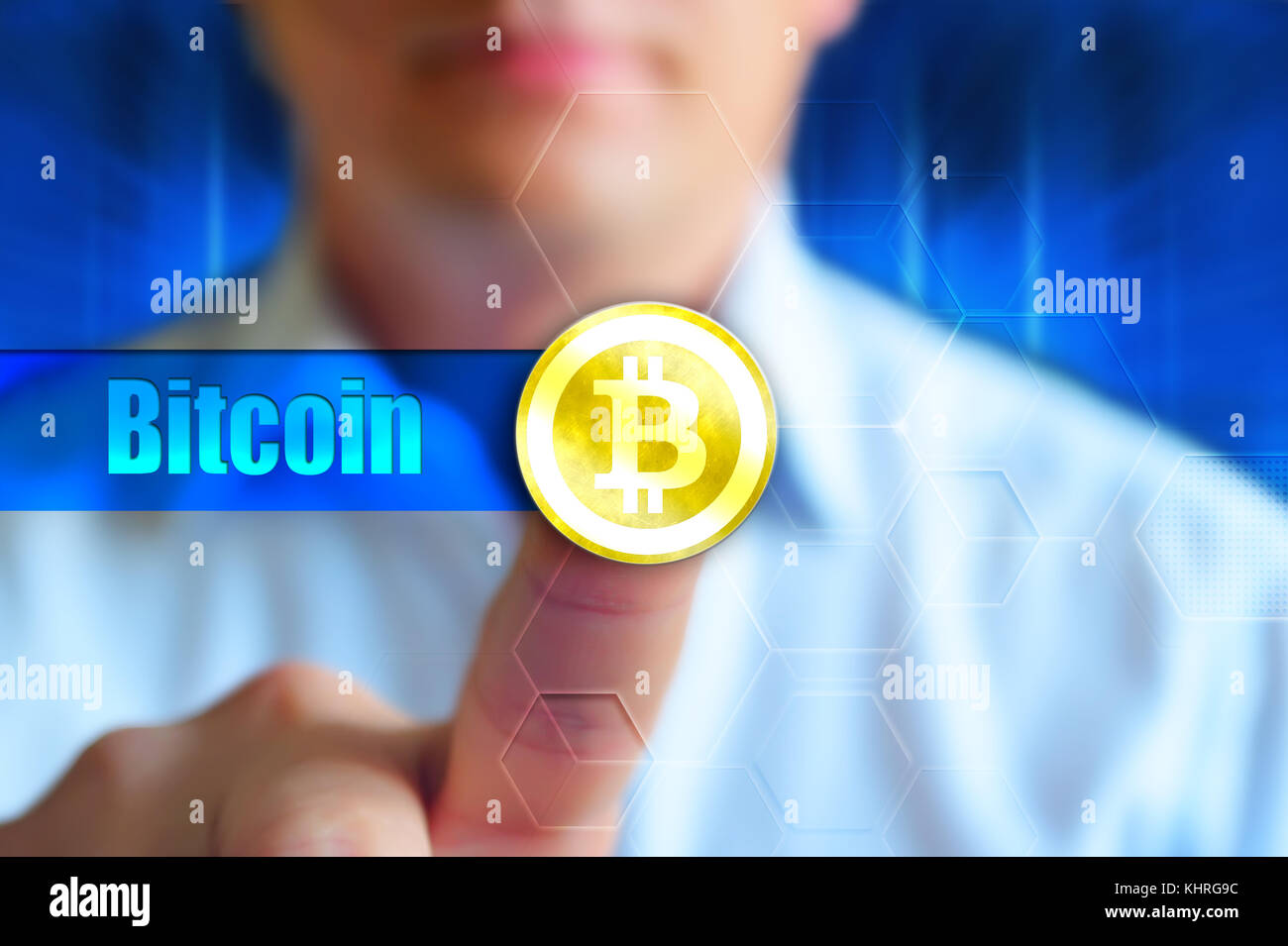 Bitcoin Konzept Tapeten, Person im Hintergrund, Finger bitcoin unterzeichnen. Blauer Hintergrund für blockchain Nachrichten, finanzielle Themen Stockfoto