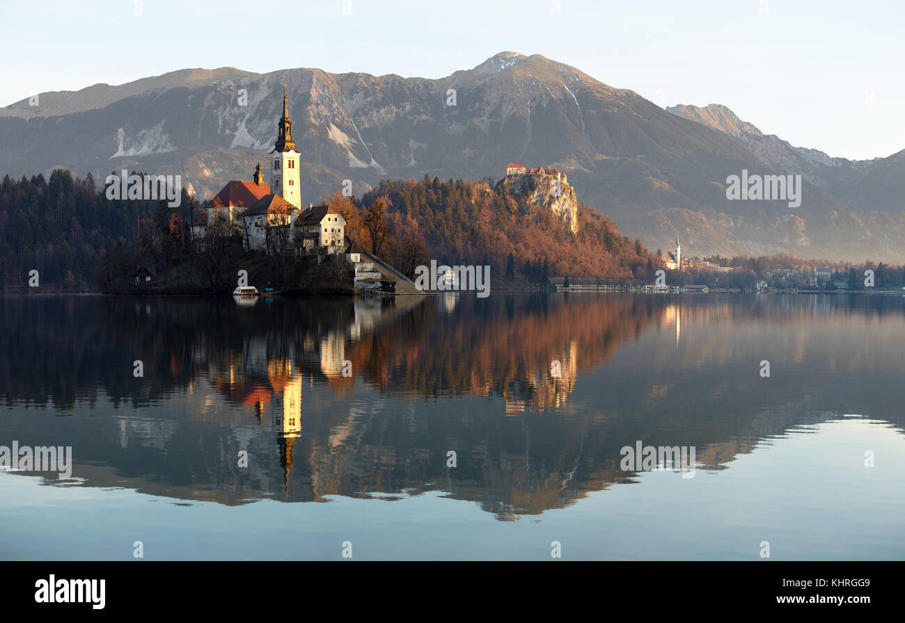 Blick auf den See von Bled und die Kirche der Maria, der Königin, befindet sich auf einer kleinen Insel in der Mitte des Sees, Bled, Slowenien Stockfoto