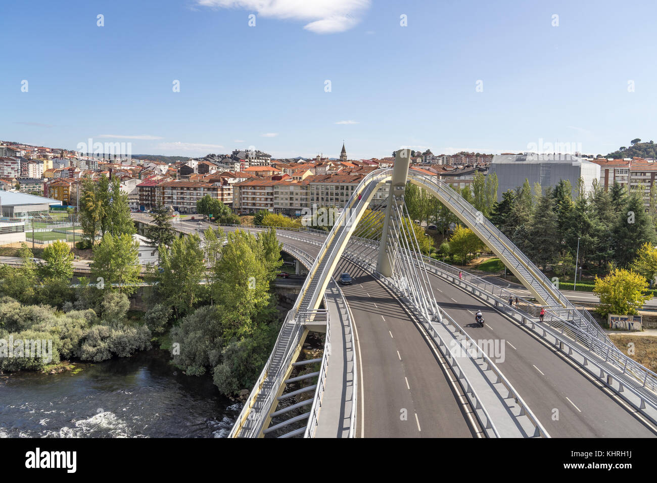 Stadt Ourense, Galizien, Spanien - spet 3, 2017. Die moderne Brücke und die Stadt Ourense Spanien übersehen Stockfoto