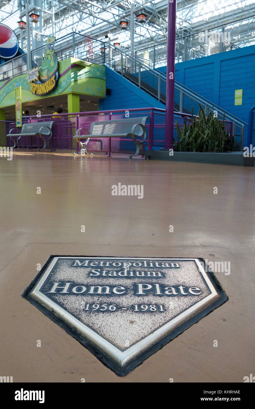 Eine Plakette markiert die Stelle der Metropolitan Stadion Home Platte, die auf dem Aufstellungsort, der jetzt die Mall of America in Minneapolis, MN, USA stand. Stockfoto