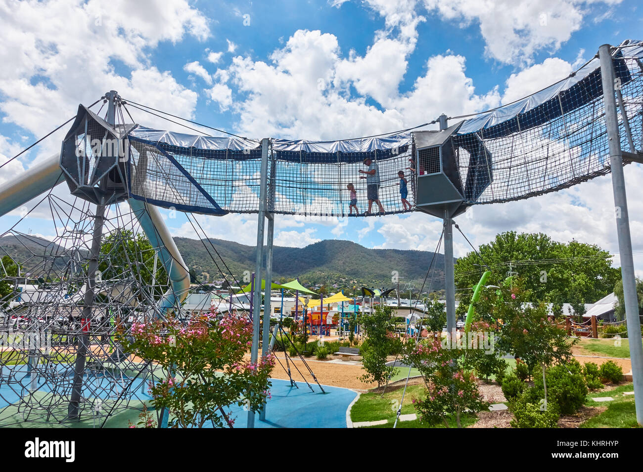 Erwachsener und drei Kinder in den Skywalk Funktion in der Kinderspielplatz bei Tamworth Australien. Stockfoto