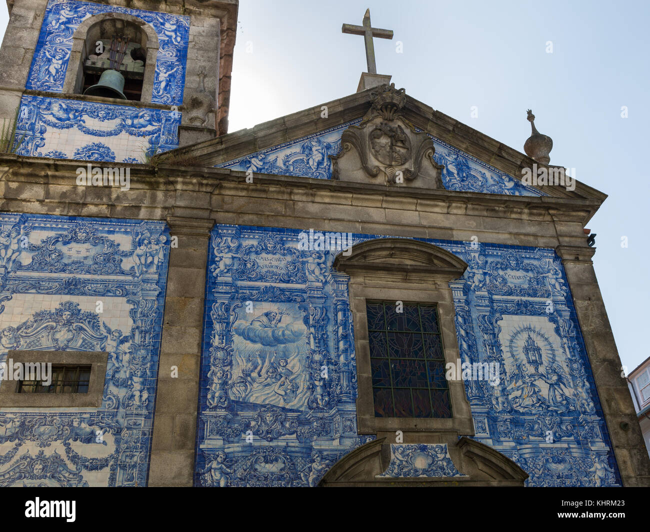 Capela das Almas dekoriert mit Azulejo Kacheln - Capela de Santa Catarina in Porto, Portugal. Stockfoto