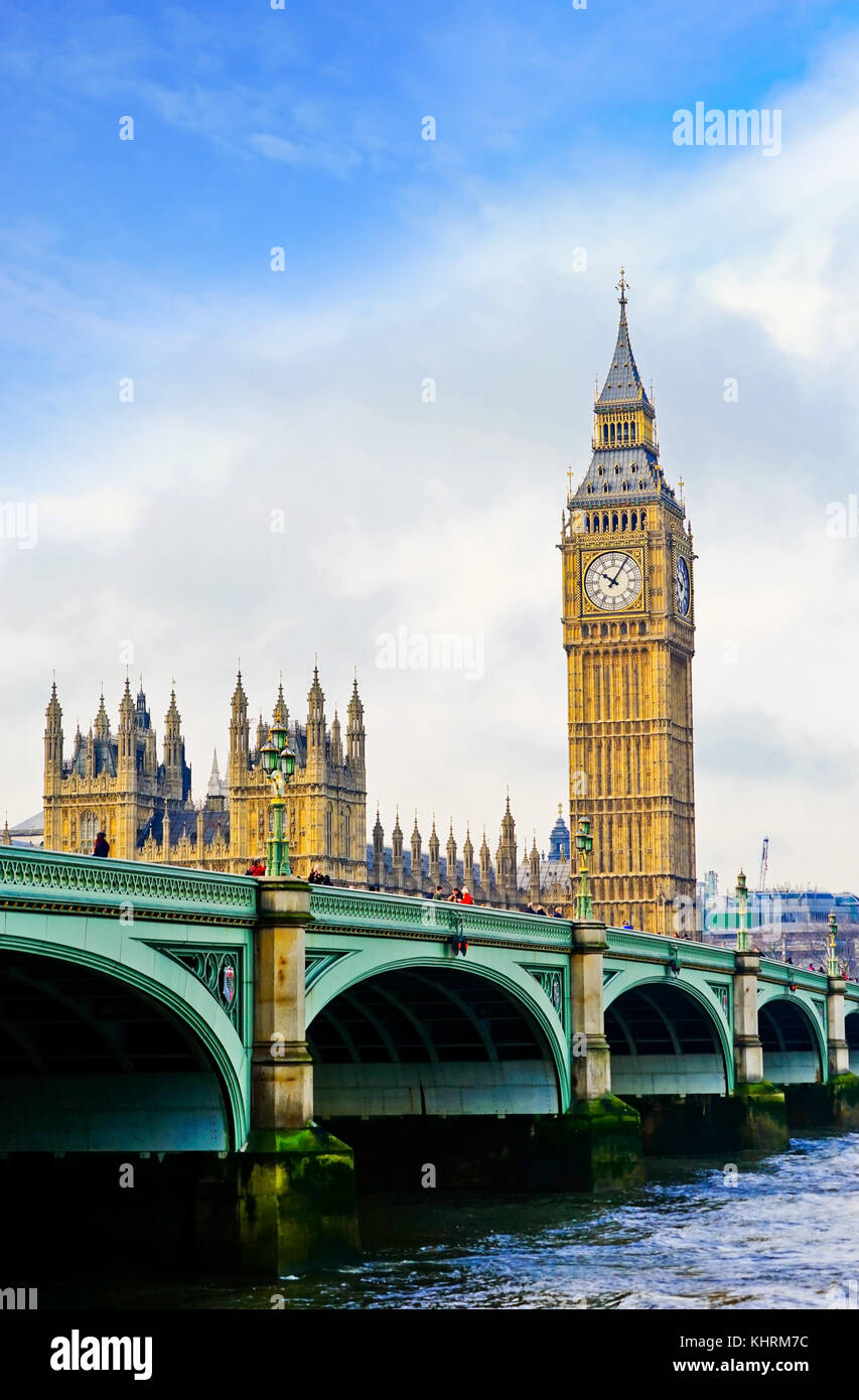 Blick auf die Häuser des Parlaments und die Westminster Bridge in London. Stockfoto