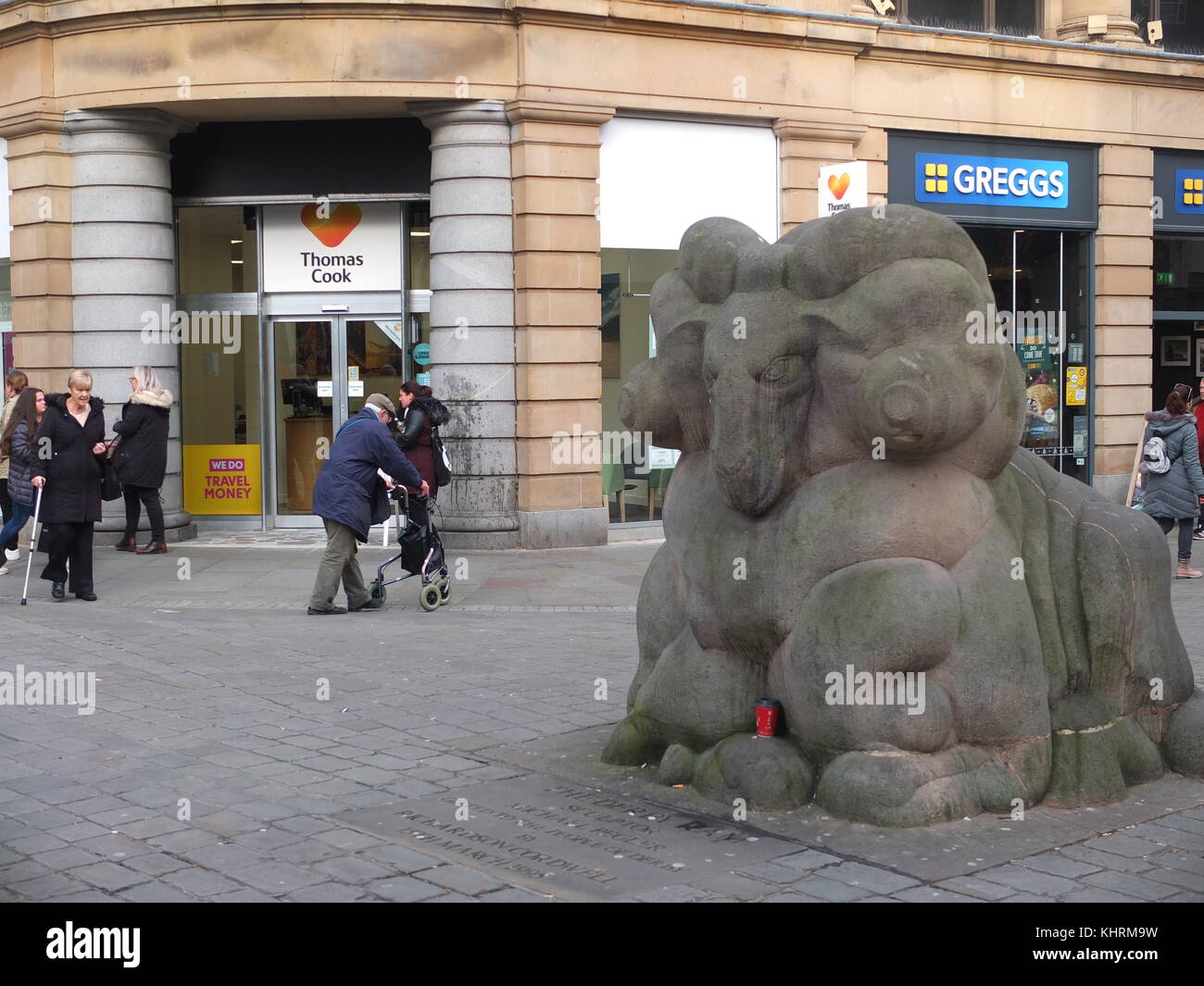 Das Derby Ram oder Derby Tup-Maskottchen von Derby und Derbyshire - Statue mein Michael Pegler auf der East Street, Derby City Centre Stockfoto