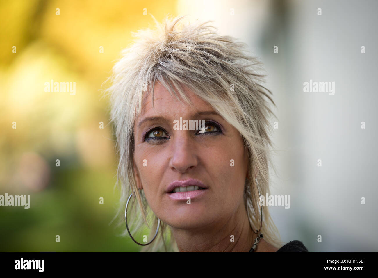Frau mit blonden Haaren, zwischen 45 - 50 Jahren ist leicht in der Kamera. Stockfoto
