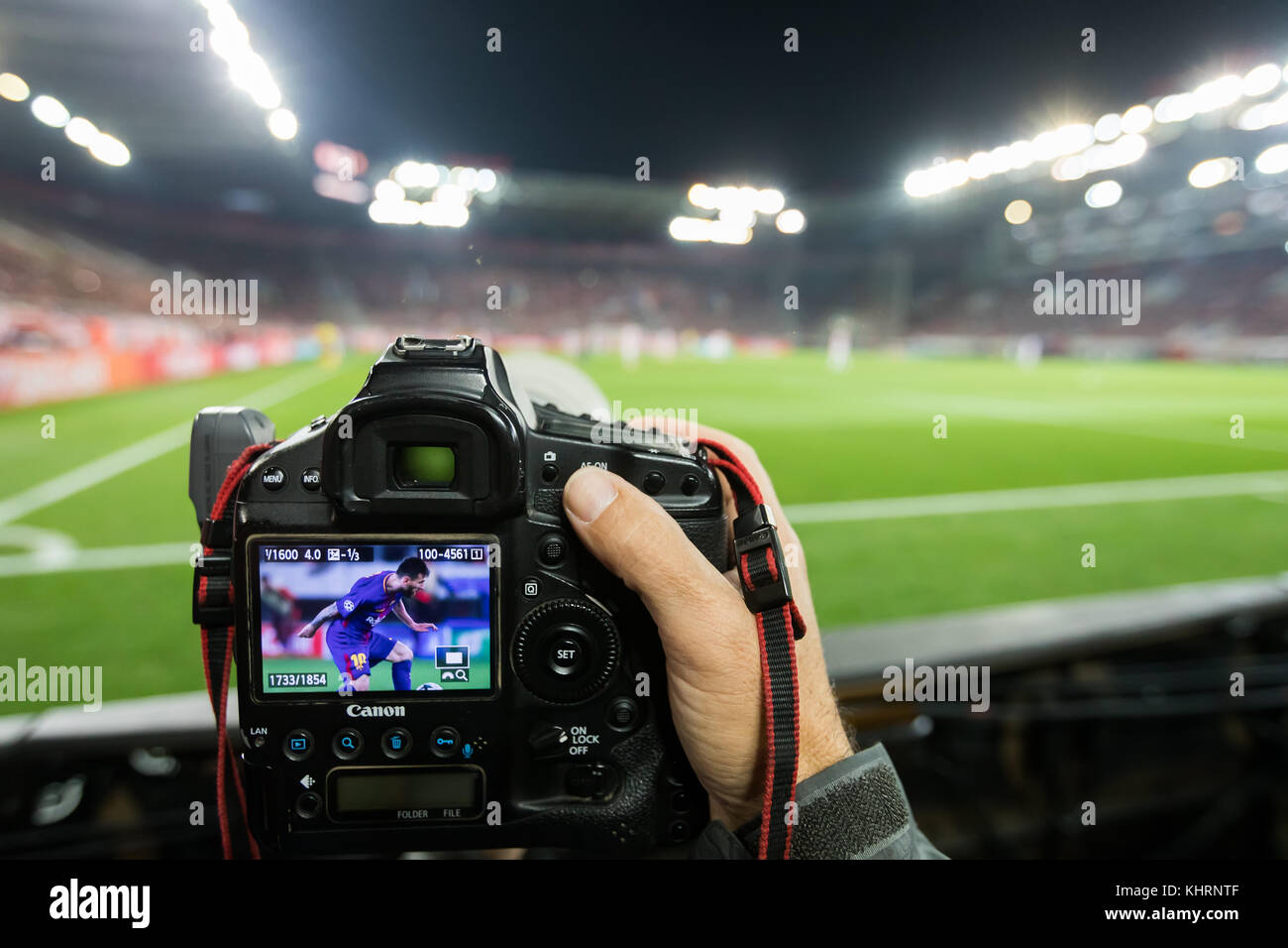 Piräus, Griechenland - 31.Oktober 2017: Hände, die eine Kamera, während auf dem Display sind Lionel Messi während der UEFA Champions League Spiel zwischen Olympiakos Piräus vs F Stockfoto