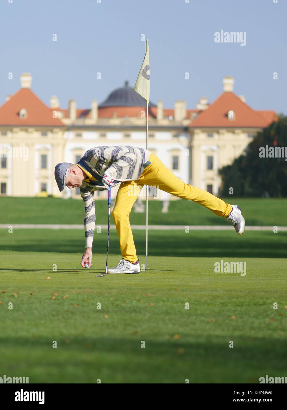 Professioneller Golfspieler den Ball aufnehmen, die von den Grünen in einem Turnier. Stockfoto