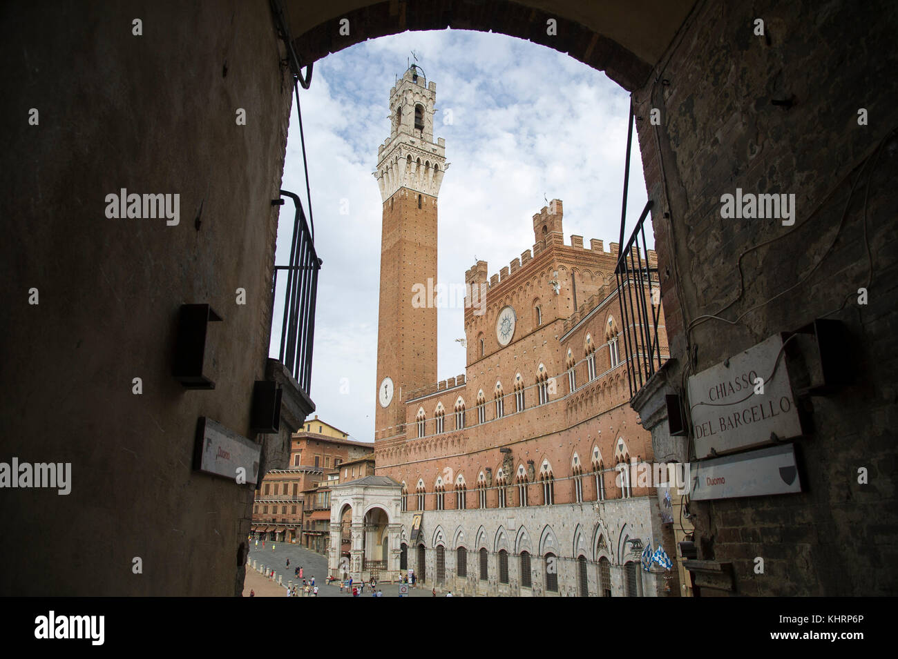 Gotischen Palazzo Pubblico (Rathaus) mit 102 meter Torre del Mangia (Kirchturm) im historischen Zentrum von Siena aufgeführt von der UNESCO zum Weltkulturerbe in Siena, Stockfoto