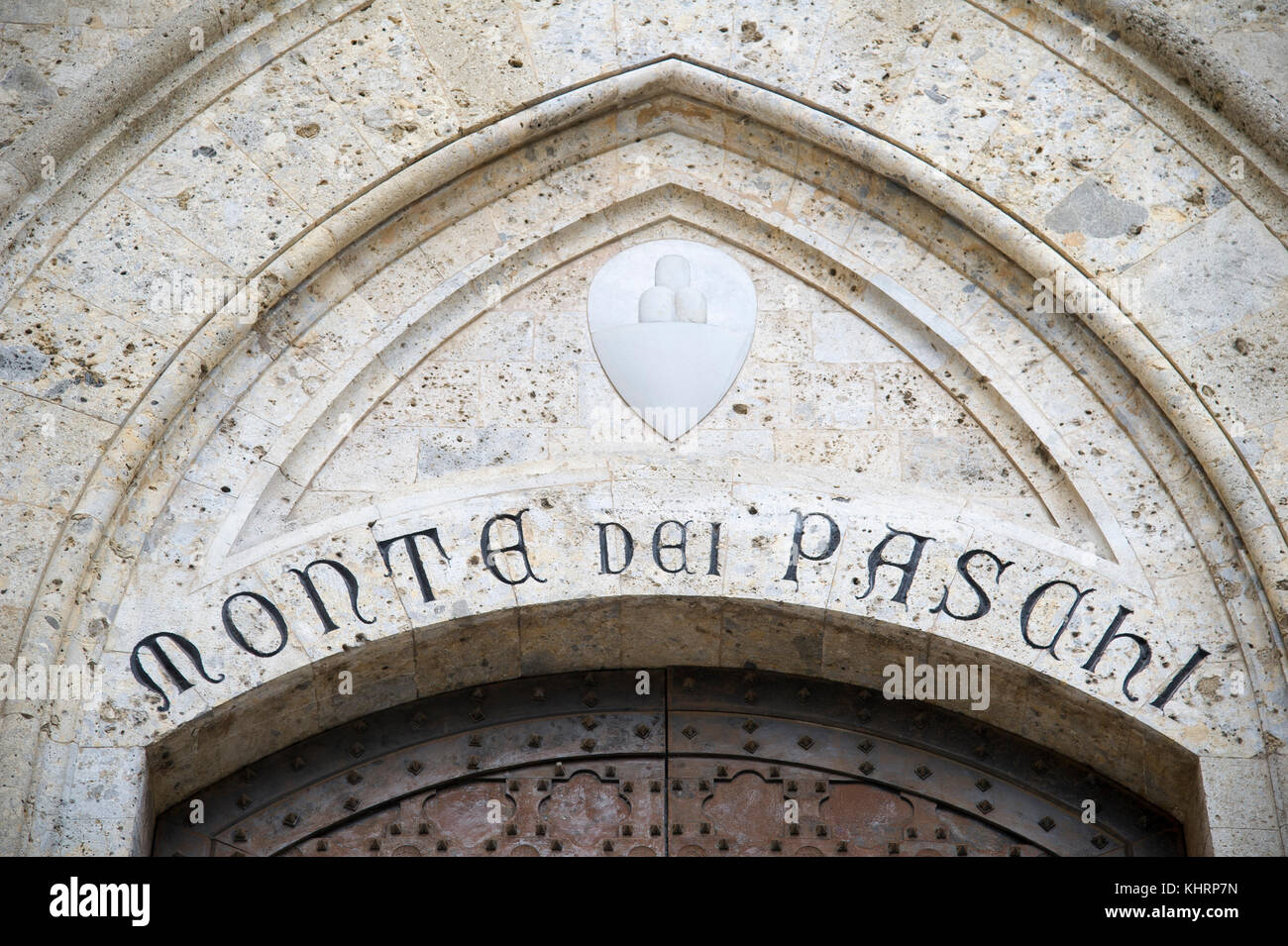 Haupteingang des gotischen Palazzo Salimbeni, Hauptsitz der Banca Monte dei Paschi di Siena im historischen Zentrum von Siena aufgeführt von der UNESCO zum Weltkulturerbe Stockfoto