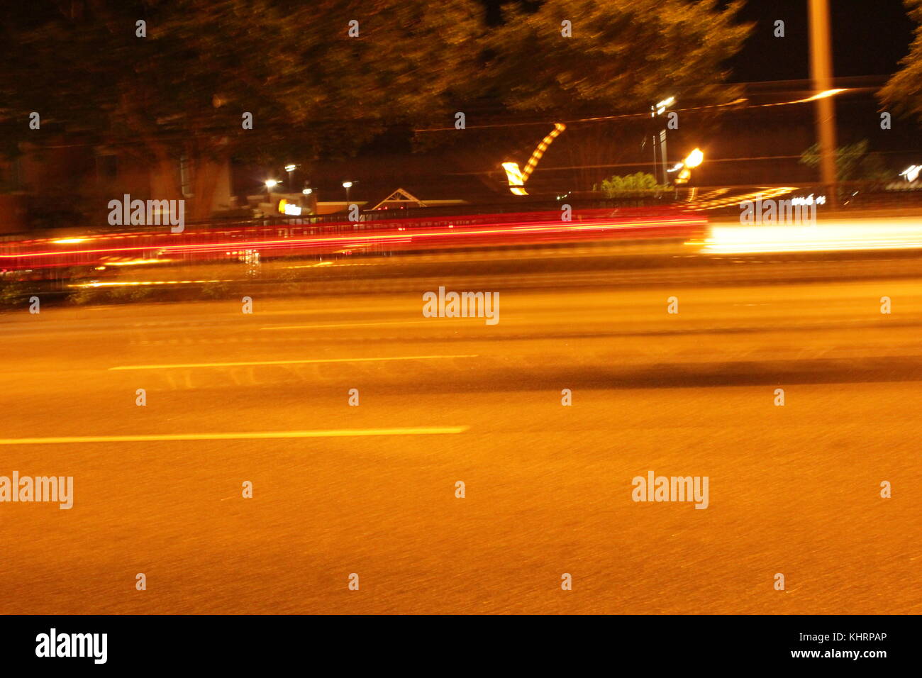 Ein Auto die Straße hinunter Zoomen Stockfoto