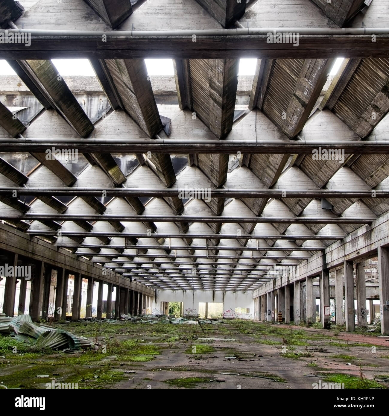 Industrial Decay. Leer, verlassenen Lagerhalle. Stockfoto